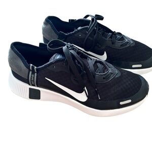 Nike  Reosto Black and White Athletic Shoes